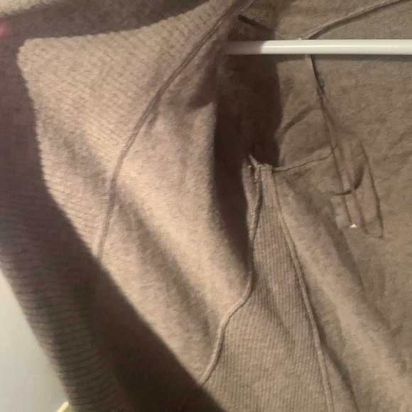 Stunning Pure Luxe 100% Cashmere shall from Tahari SZ L 🔥 - Picture 5 of 9